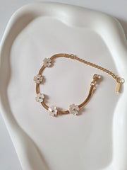 The Daisy Chain Bracelet